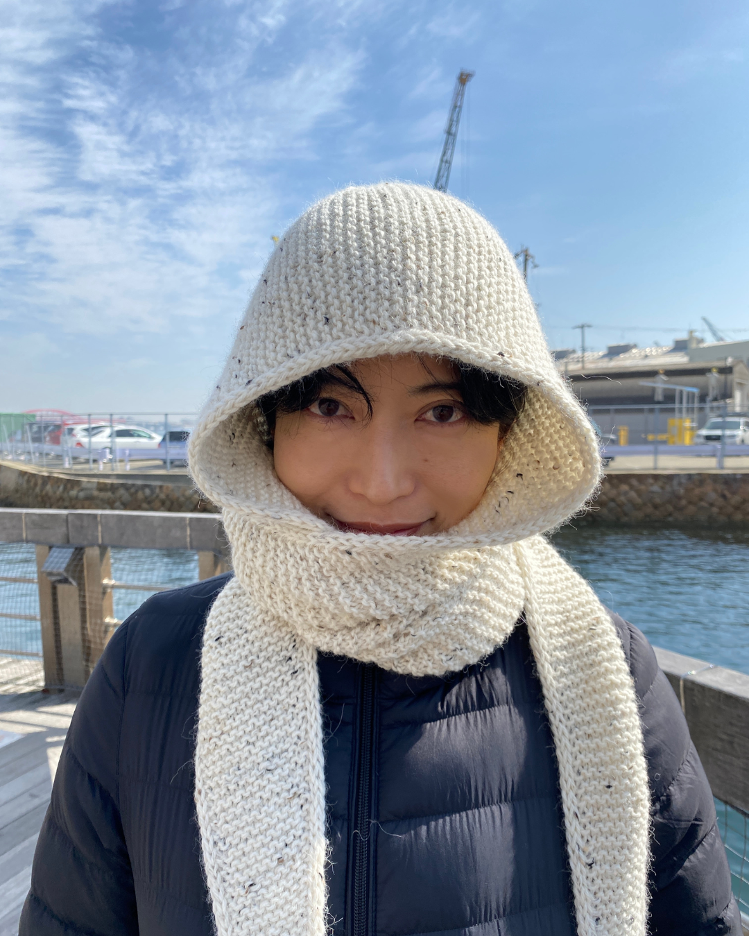 S*y様 yuki fujisawaアイボリー ケーブル編み フード付きスカーフ ソフィーフードはマフラーより暖かいのか。実際に外で確かめました