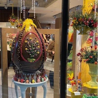 回る巨大イースターチョコエッグ