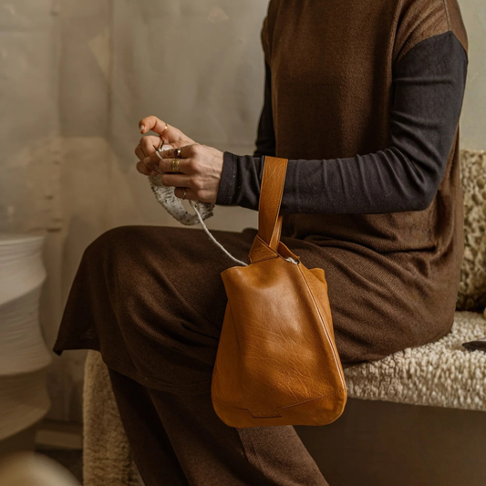 洗練と機能を纏うレザーノットバッグ｜ジャナ｜muud：ムー